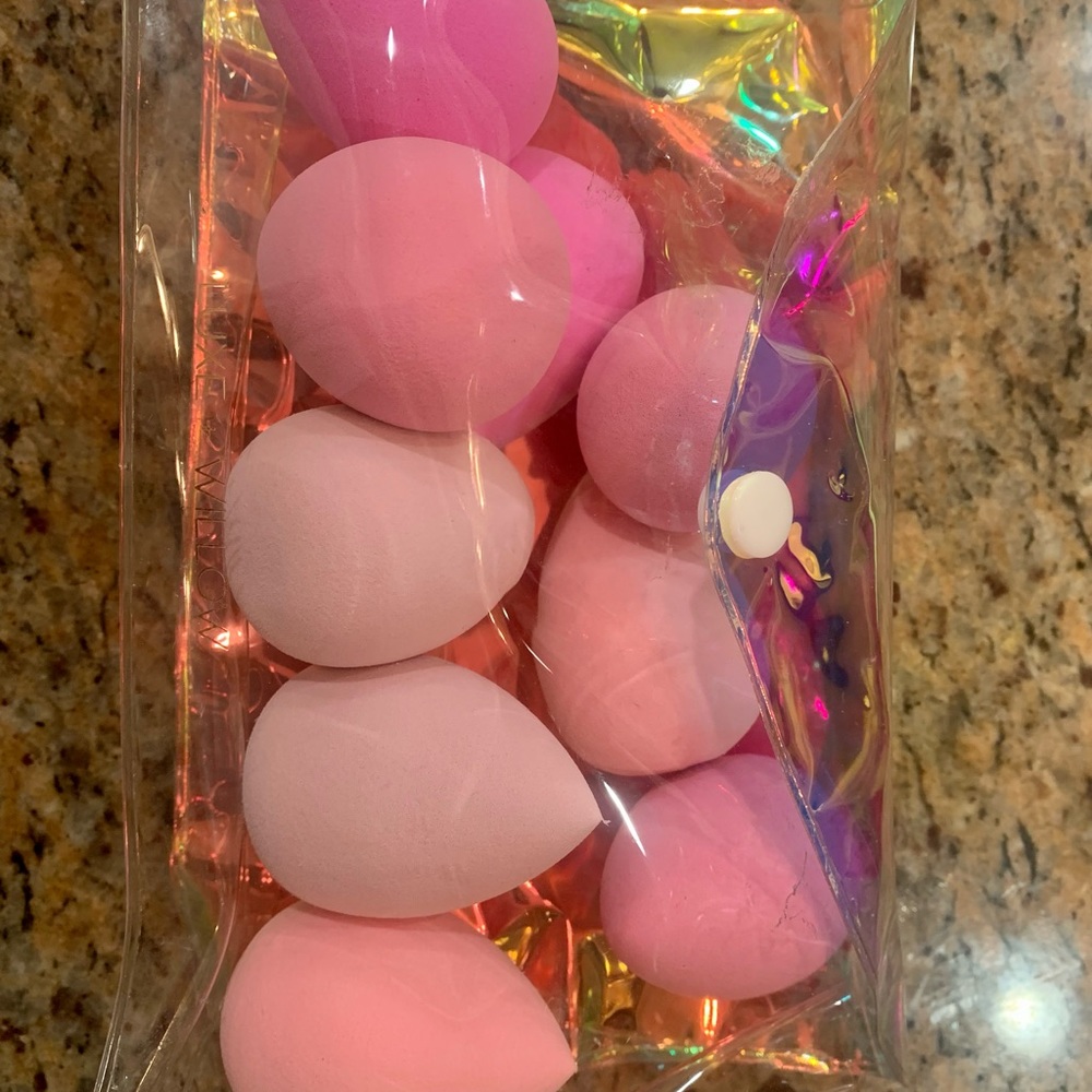 Makeup sponges - 9 brand new in attractive clear bag